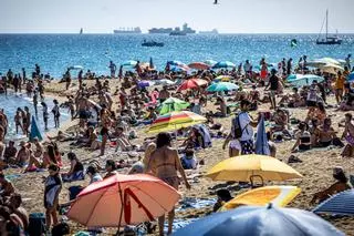 Las playas de Barcelona, a rebosar de gente para combatir el calor