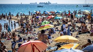 Las playas de Barcelona, a rebosar de gente para combatir el calor