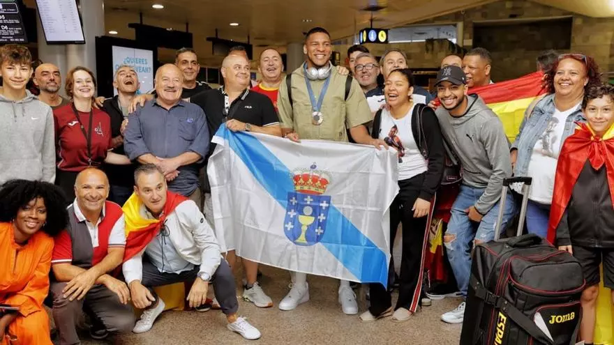 Así fue el recibimiento de Enmanuel Reyes en Alvedro tras su bronce olímpico en París 2024