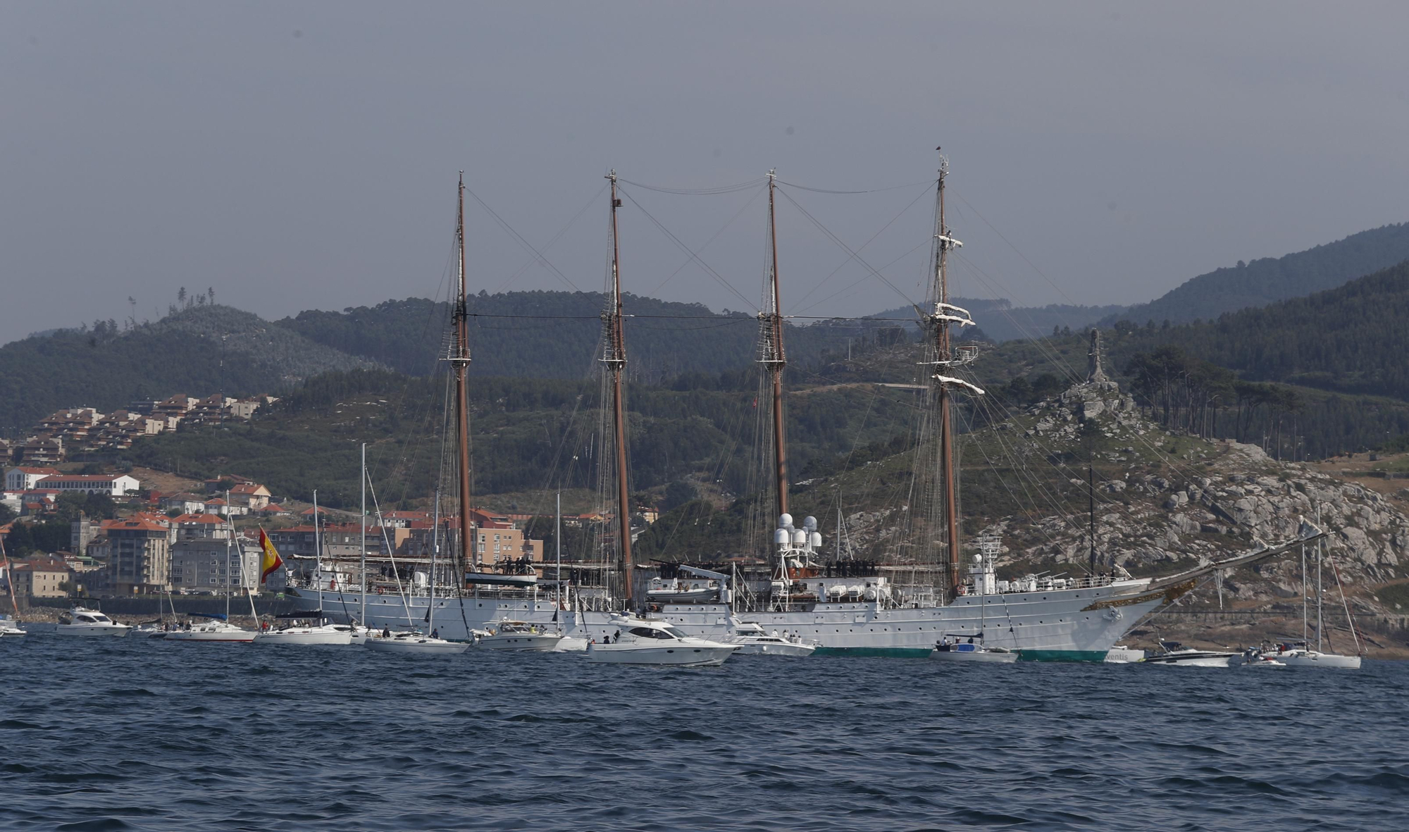 El buque 'Juan Sebastián Elcano' se impone a la niebla en Baiona