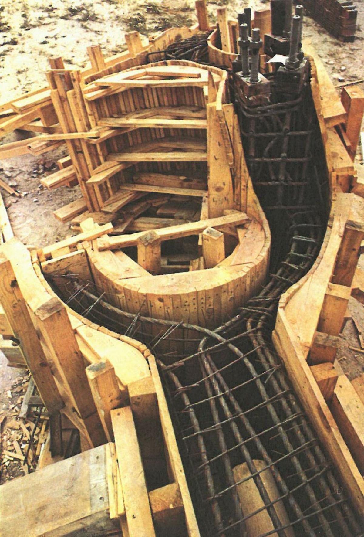 Eusebio Sempere, Fernández
Ordoñez y Chillida examinan
Lugar de encuentros III en el
taller donde fue construida.