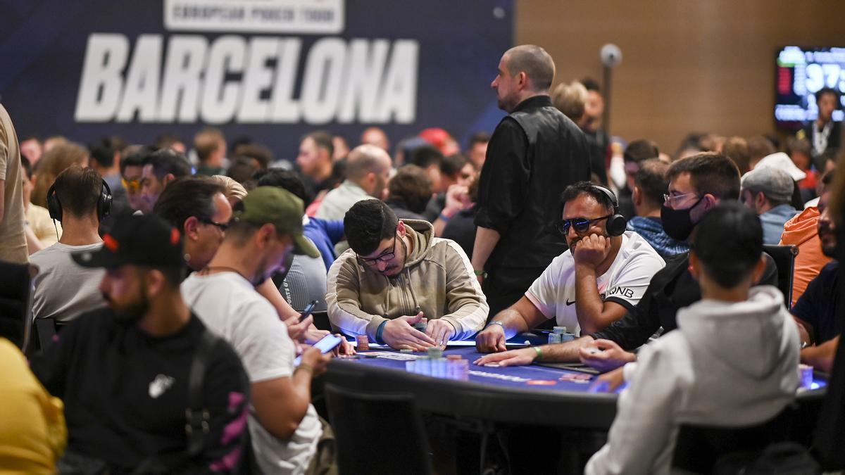 Un jugador observa sus cartas durante su participación en el Tour europeo de póker en el Casino de Barcelona.  