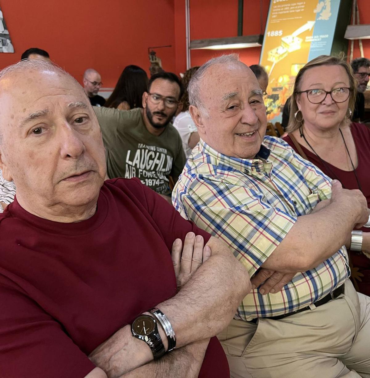 De izq., a dcha., Ramón Saldías, Jesús Almendros y Maite Beltrán, antes de la proyección. | | LP/DLP