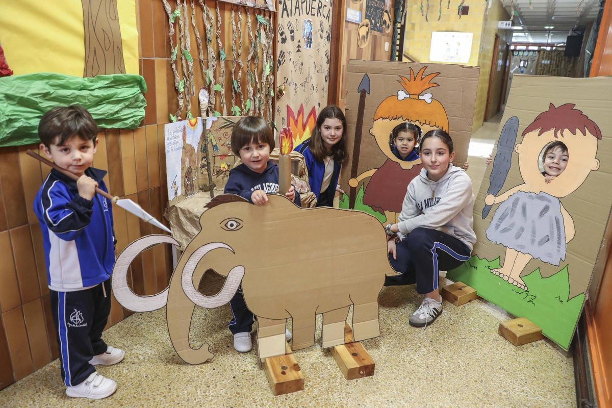 Alumnos de infantil y primaria con un trabajo de la prehistoria