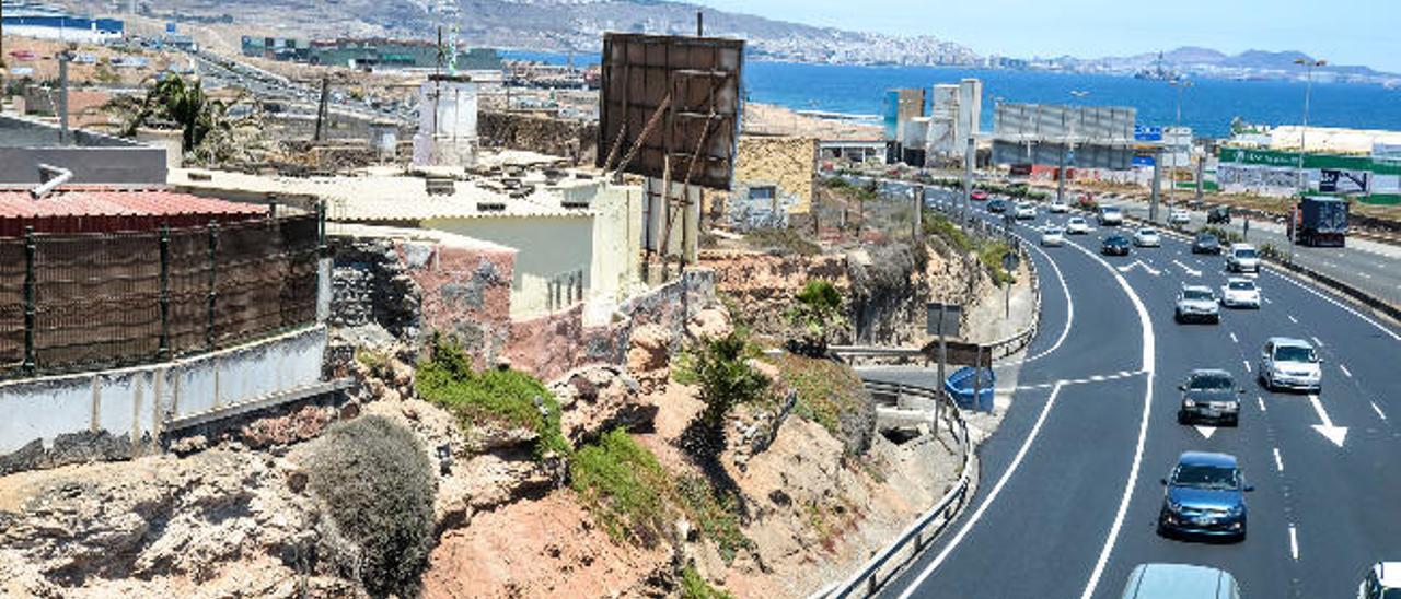 Carteles publicitarios e infraestructuras deterioradas en la autopista del Sur a su paso por Telde.