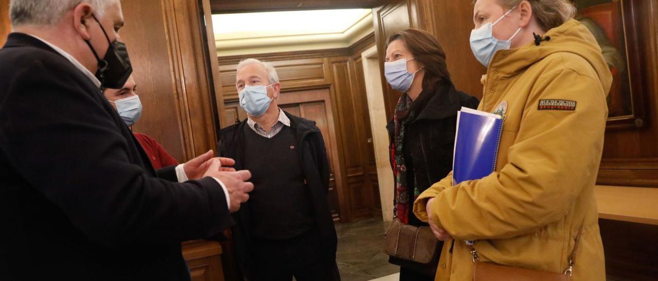 Un momento de la recepción a la delegación francesa, ayer, en el Ayuntamiento de Avilés. | Mara Villamuza