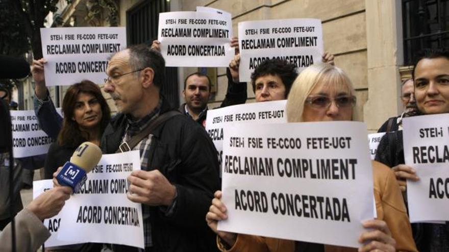 Los representantes de los profesores de la concertada protestaron ayer en el Parlament.