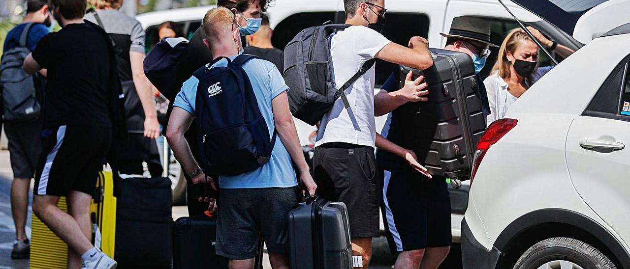 Turistas en el aeropuerto de Eivissa el pasado mes de julio. | TONI ESCOBAR