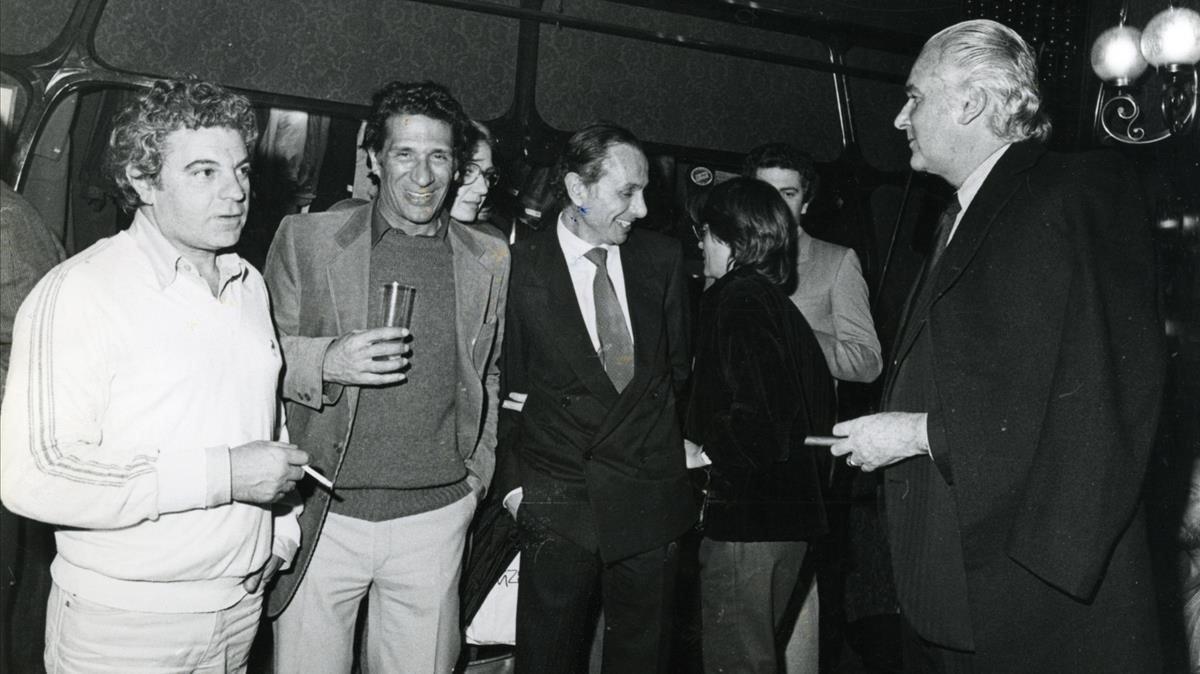 Juan Marsé, Carlos Duran, Oriol Regás y José Luis de Vilallonga en la discoteca Bocaccio