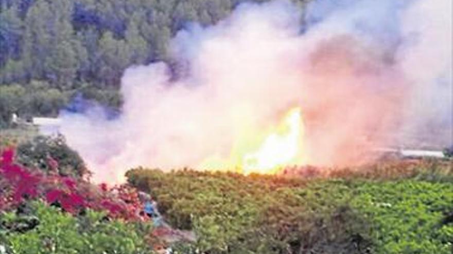 SUSTO EN ARTESA POR FUEGO JUNTO AL RÍO SONELLA