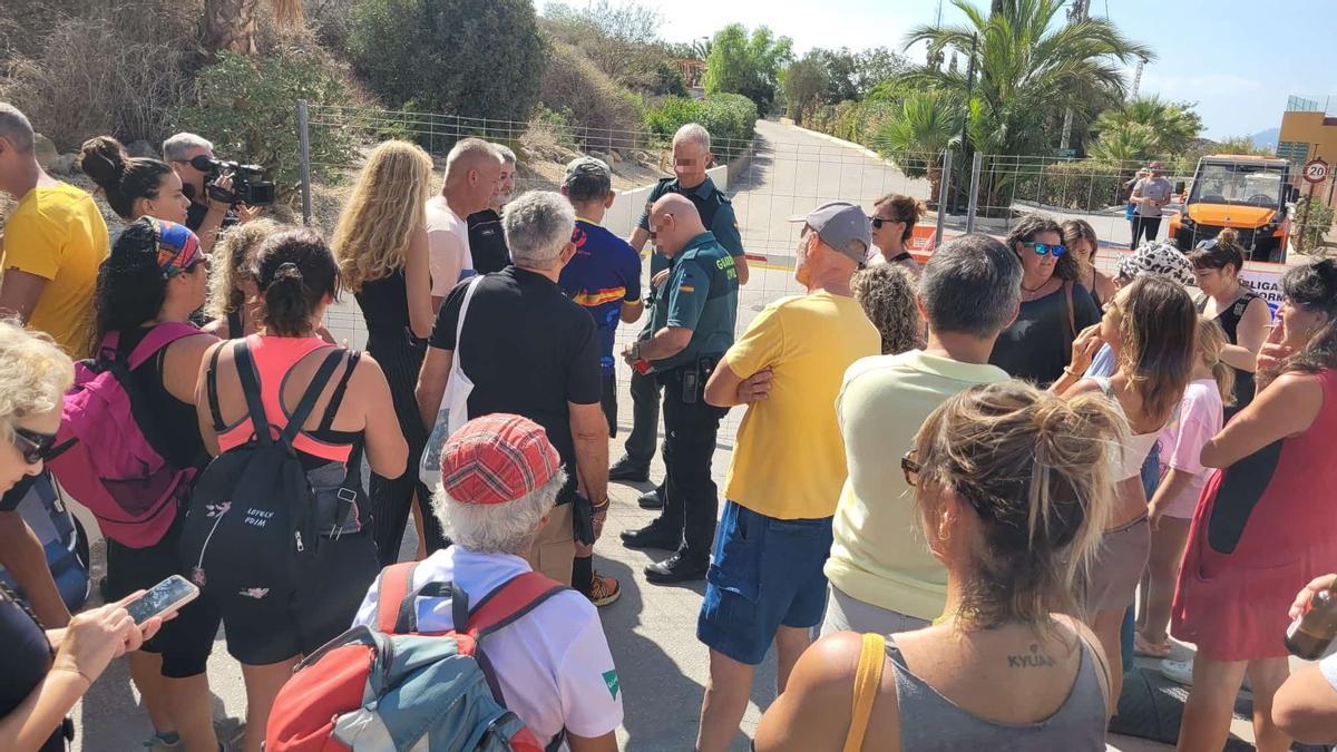 Los bañistas protestan por la prohibición de acceso a la playa.