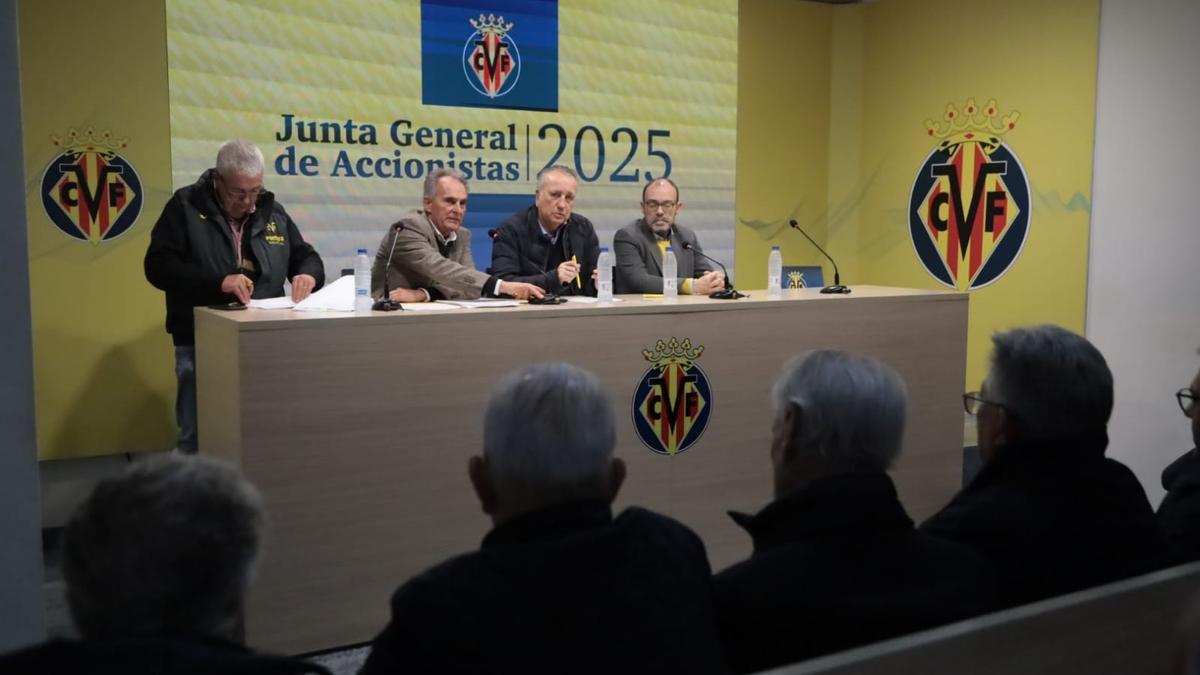 Momento de la junta general de accionistas del Villarreal, con Fernando Roig al frente.