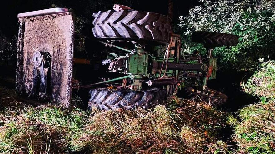 Un hombre de 89 años pasa 13 horas atrapado tras volcar con el tractor en Baños de Molgas