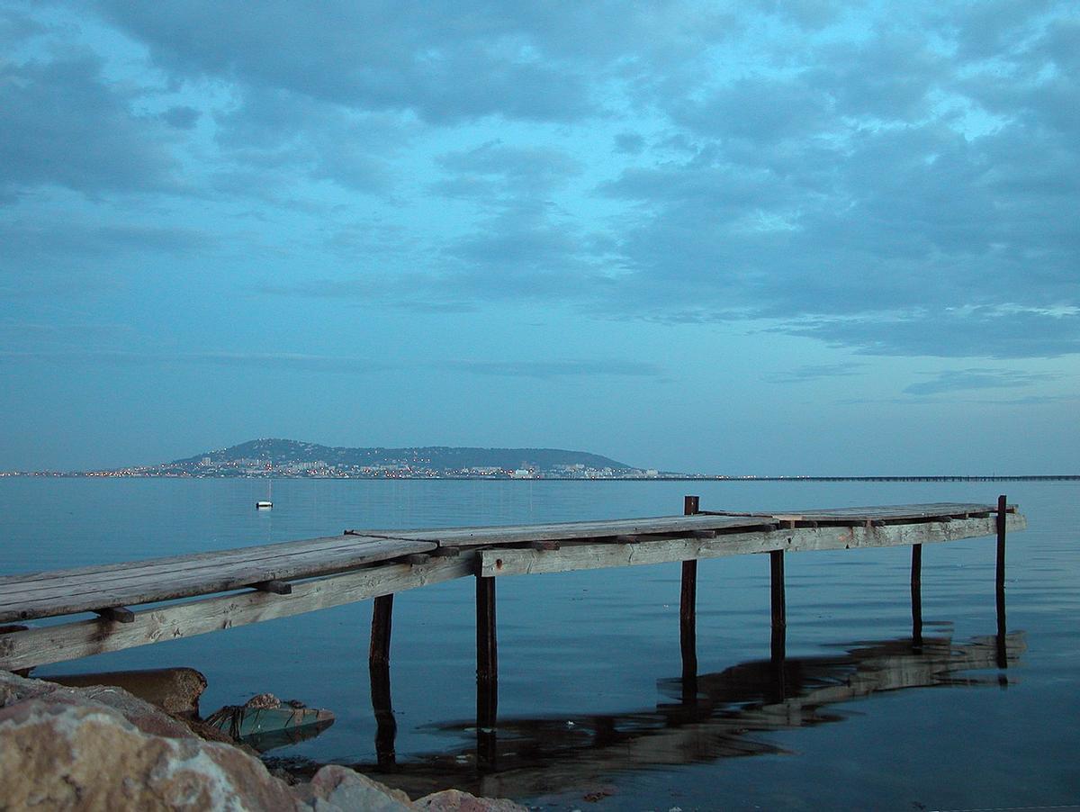 El estanque de Thau y la montaña de Sète, desde Bouzigues.