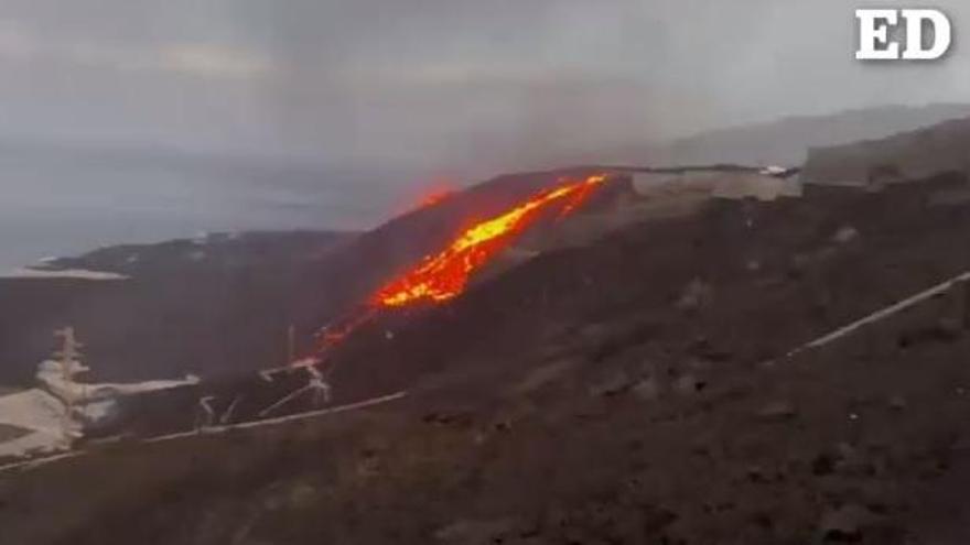 Así cae este sábado la colada de lava del volcán de La Palma por el cantil