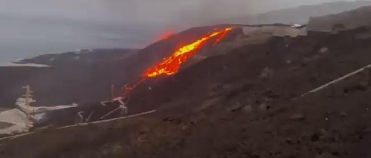 Así cae este sábado la colada de lava del volcán de La Palma por el cantil