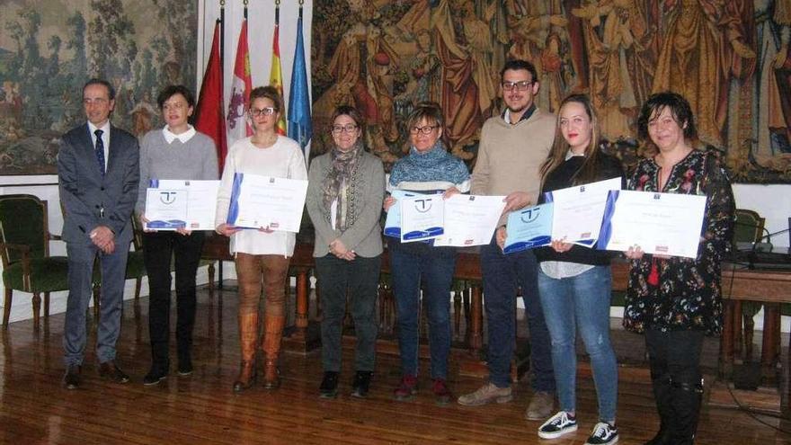 Autoridades y representantes de las empresas y de la Oficina de Turismo durante la entrega del distintivo.