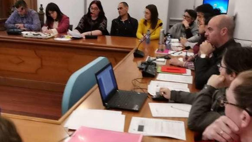 Tamara Sotelo, entre Ricardo Verde e Inmaculada Rodríguez, en el pleno del lunes en Bueu. // Santos Álvarez