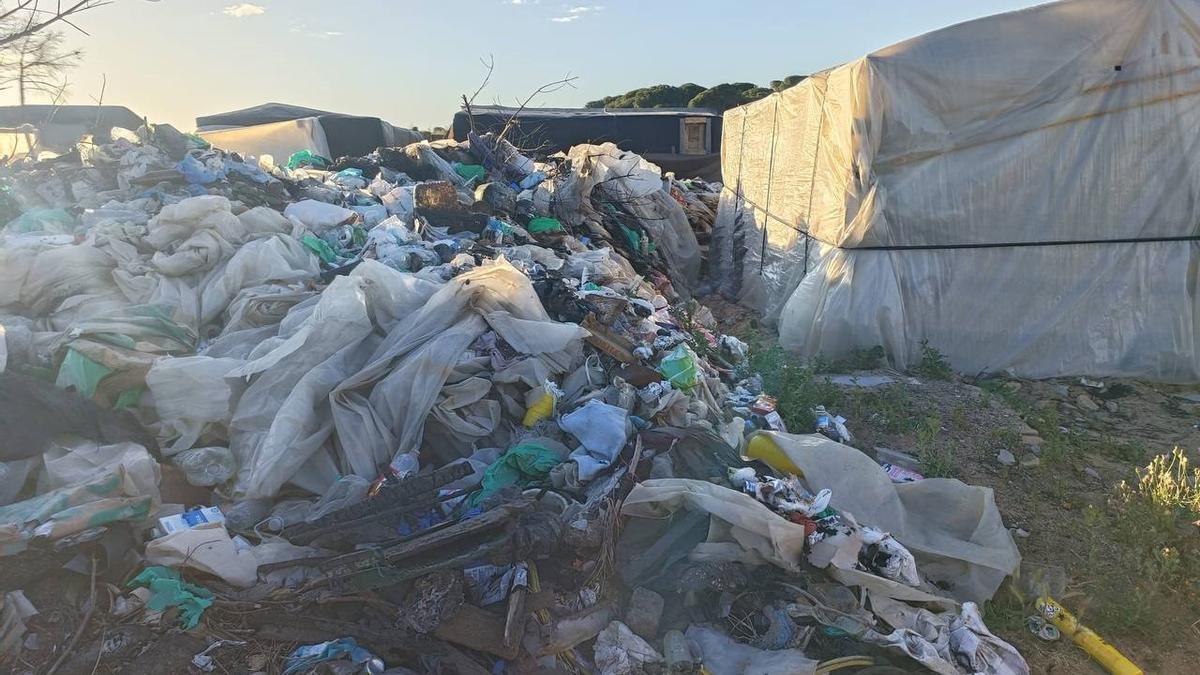 Basura acumulada en el asentamiento de Lucena del Puerto (Huelva).