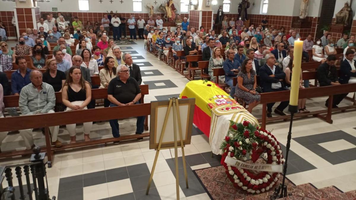 Los vecinos y amigos del diestro durante el funeral.