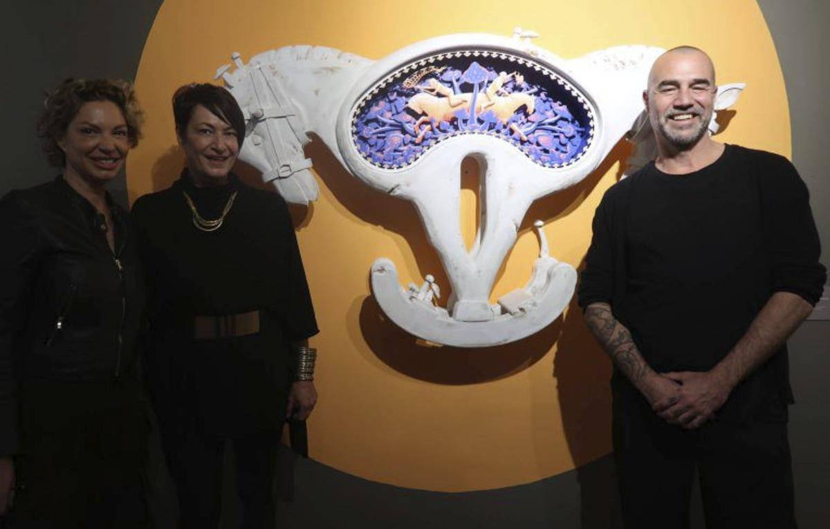 Rebeca Pérez, Eva  Perera y el  artista ante su obra.