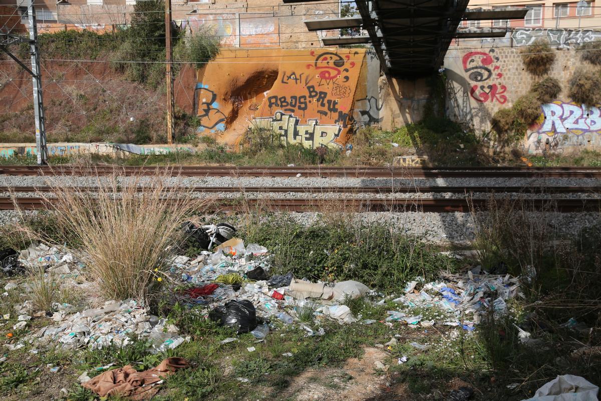 El histórico Pont den Jordà o Pont de la Torrassa de LHospitalet de Llobregat. Estado del puente y la degradación de sus alrededores