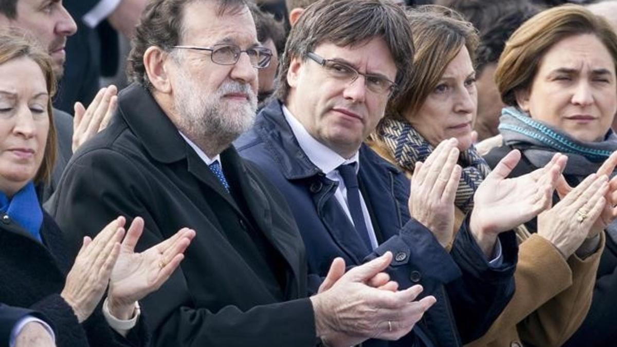 Mariano Rajoy y Carles Puigdemont, en el acto de homenaje de las víctimas de Germanwings, el pasado 23 de marzo.