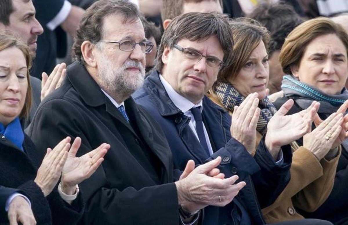 Mariano Rajoy y Carles Puigdemont, en el acto de homenaje de las víctimas de Germanwings, el pasado 23 de marzo.