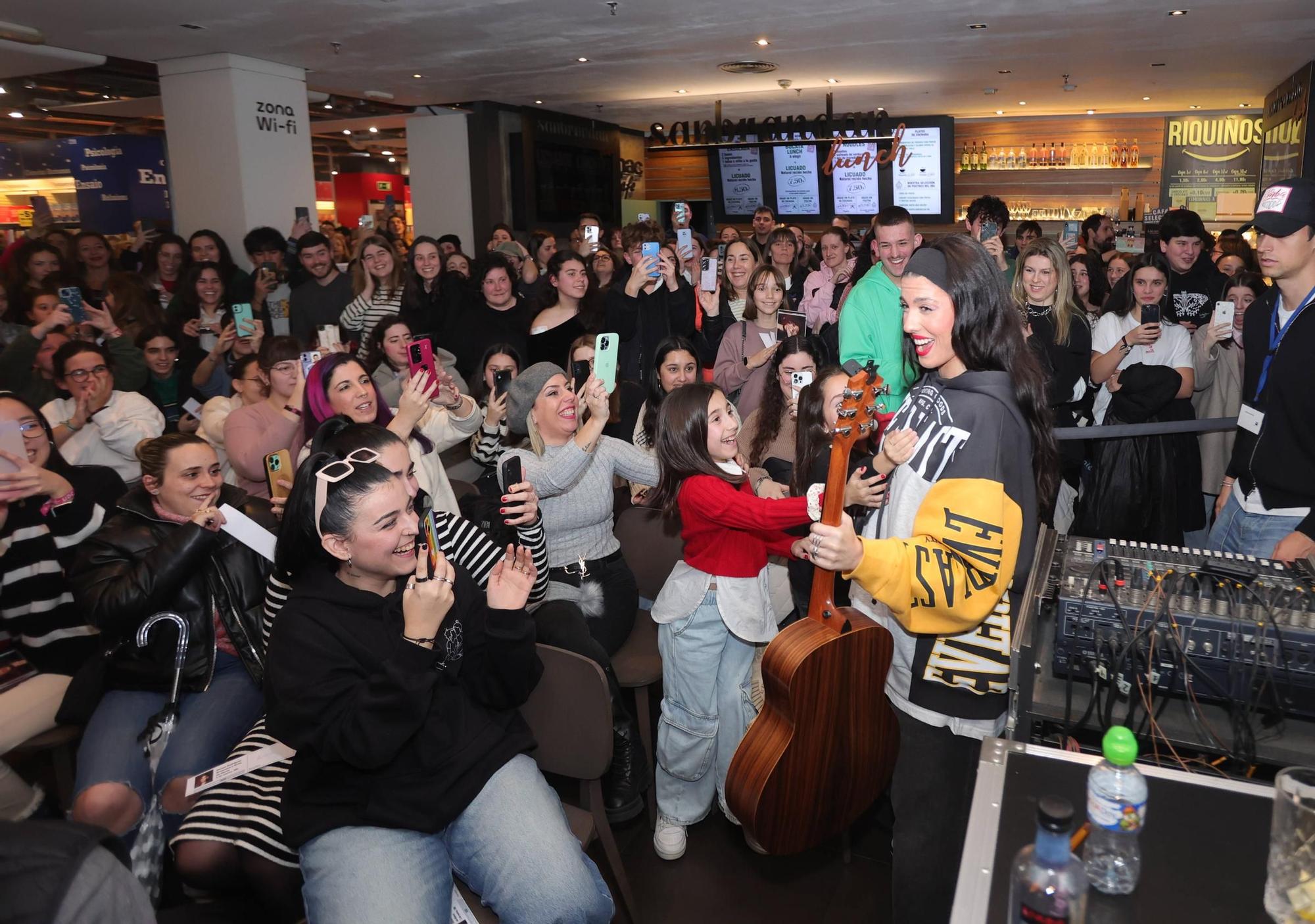 Concierto y firma de discos de Miriam Rodríguez en la FNAC de A Coruña