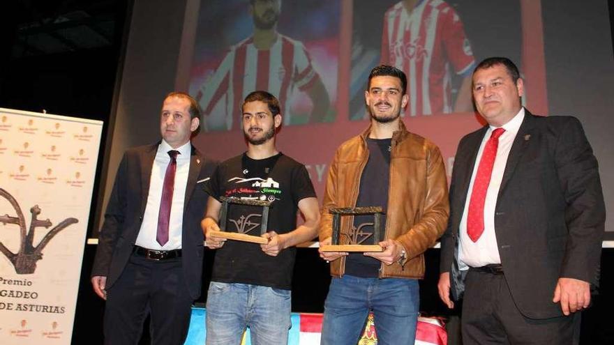 El presidente de la Peña Sportinguista de Vegadeo, Alejandro Murias; los jugadores Nacho Cases y Sergio Álvarez, y el alcalde veigueño, César Álvarez, el pasado marzo, en Vegadeo, en la entrega del &quot;Puerta de Asturias&quot;.