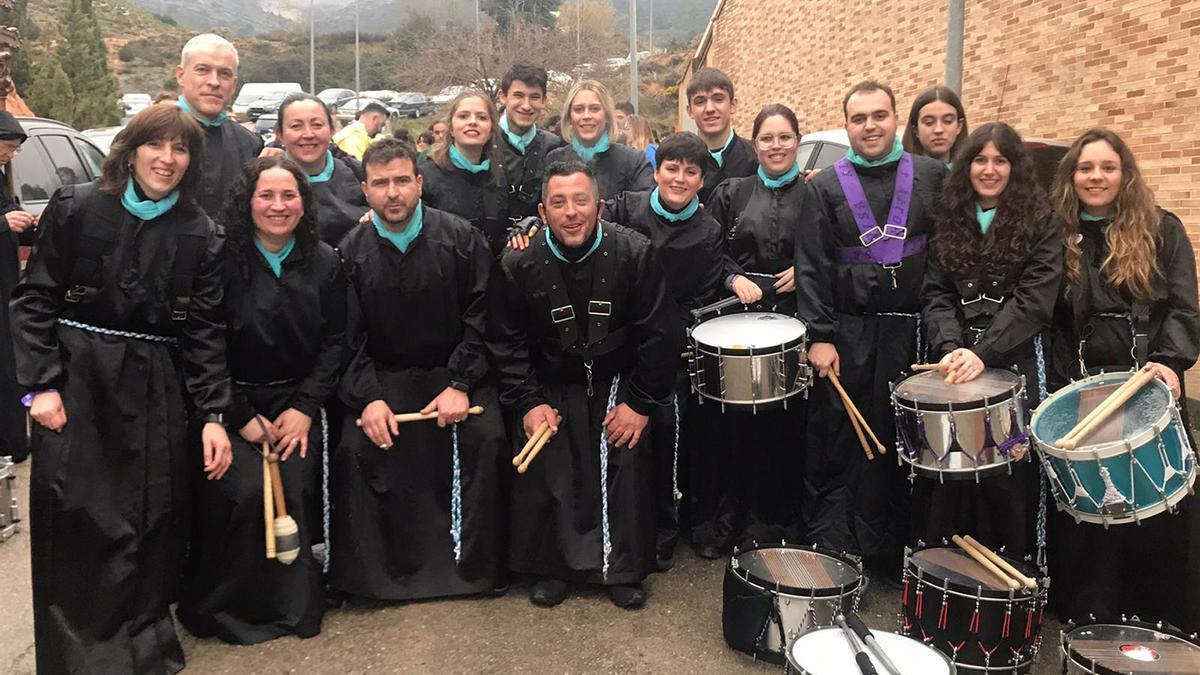 Foto de los participantes de l’Alcora en el acto central de exaltación del tambor y el bombo, este sábado, en Alcorisa (Teruel).