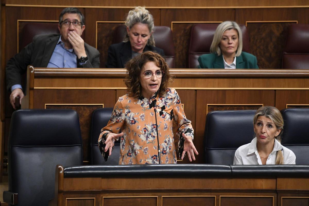 a vicepresidenta primera y ministra de Hacienda, María Jesús Montero, y la vicepresidenta segunda del Gobierno y ministra de Trabajo, Yolanda Díaz, durante el Pleno del Congreso, a 13 de noviembre de 2024, en Madrid (España).
