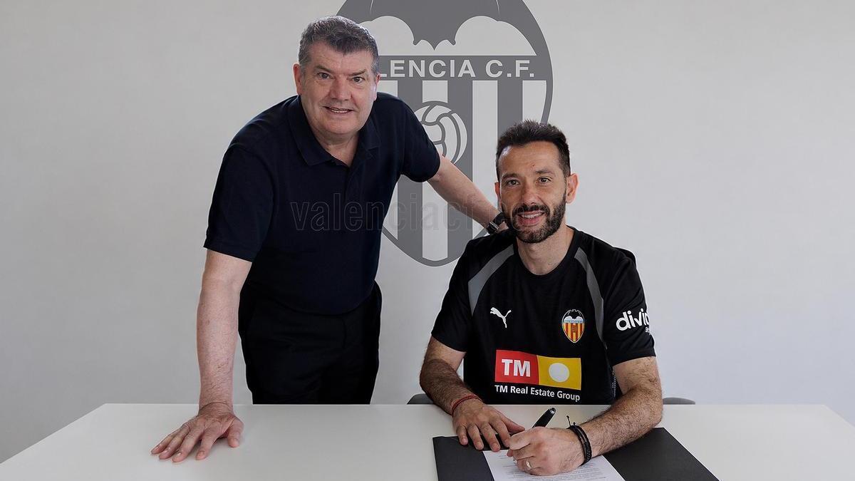 Corberán firma su nuevo contrato con el Valencia CF junto a Ron Gourlay