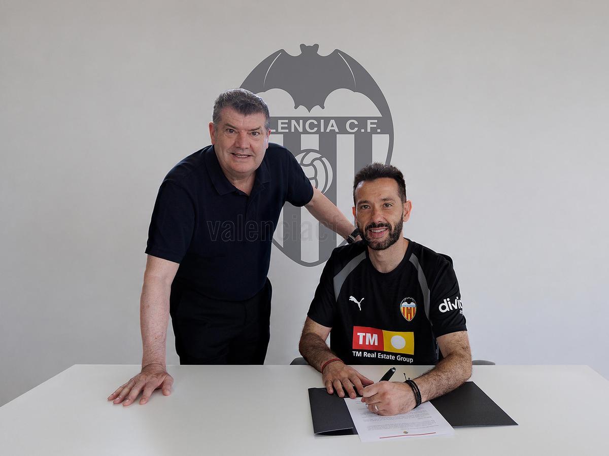 Corberán firma su nuevo contrato con el Valencia CF junto a Ron Gourlay