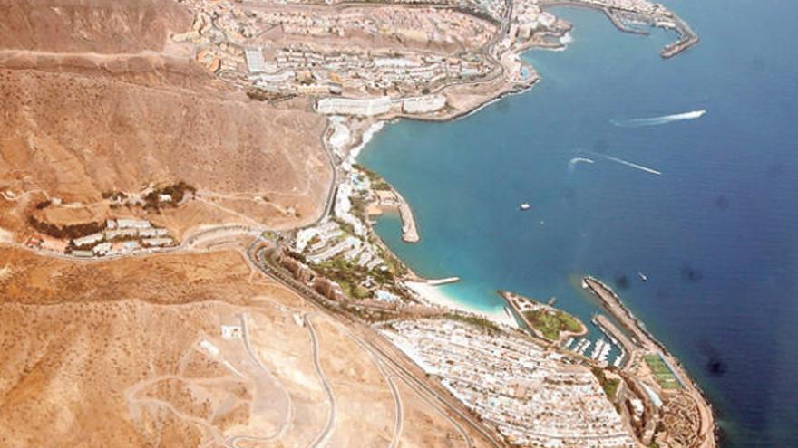 Vista aérea de la urbanización Anfi del Mar, con su playa artificial y la isla en forma de corazón. | juan carlos castro