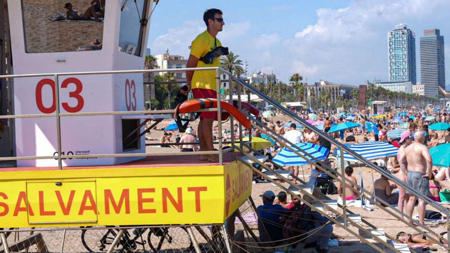 Una torre de vigilància en una de les platges de Barcelona, ahir. | MANU MITRU
