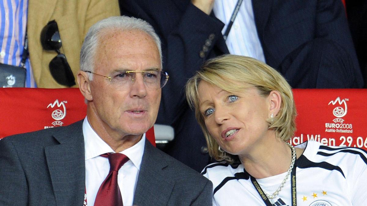 Franz Beckenbauer y su esposa Heidi presencian un partido de Alemania en la Eurocopa 2008.