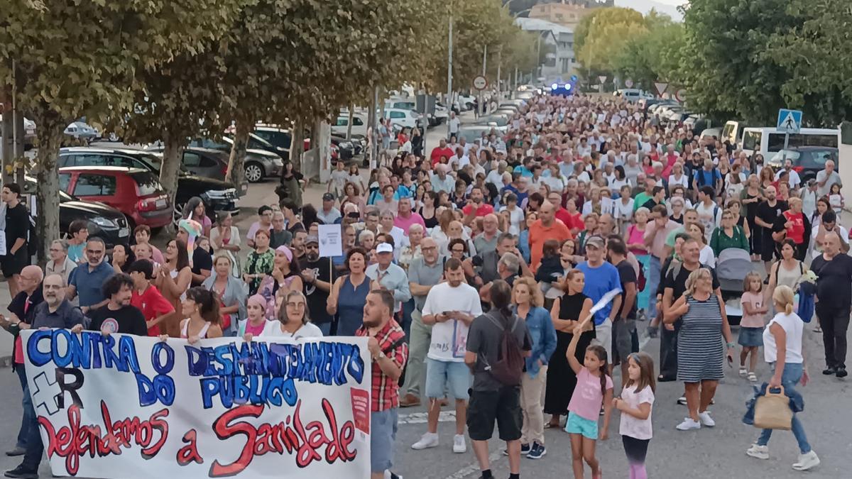 Las calles de Redondela, con cientos de personas en la marcha para reclamar más medios en sus centros de salud.