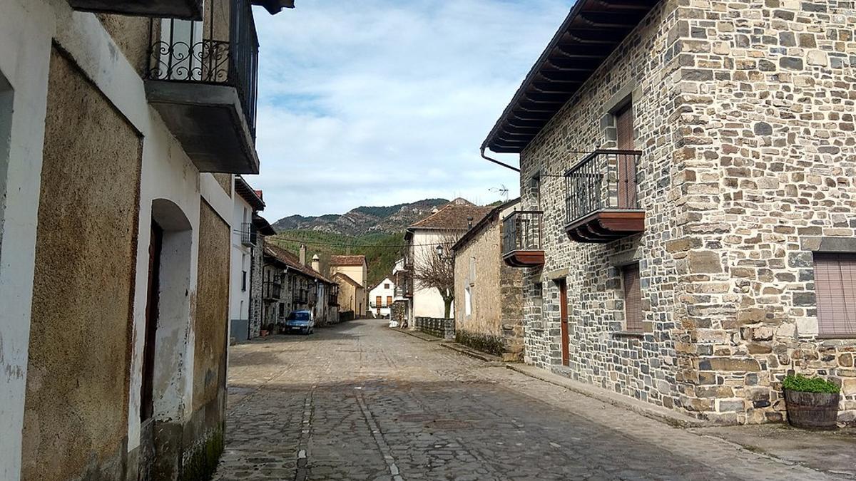 Recorre las calles del pueblo con menos habitantes de Huesca