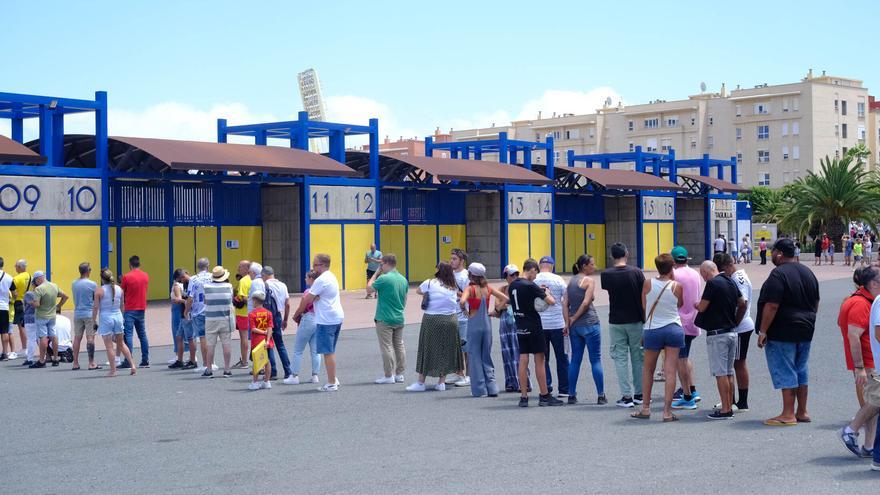 Colas de los abonados en las taquillas del estadio