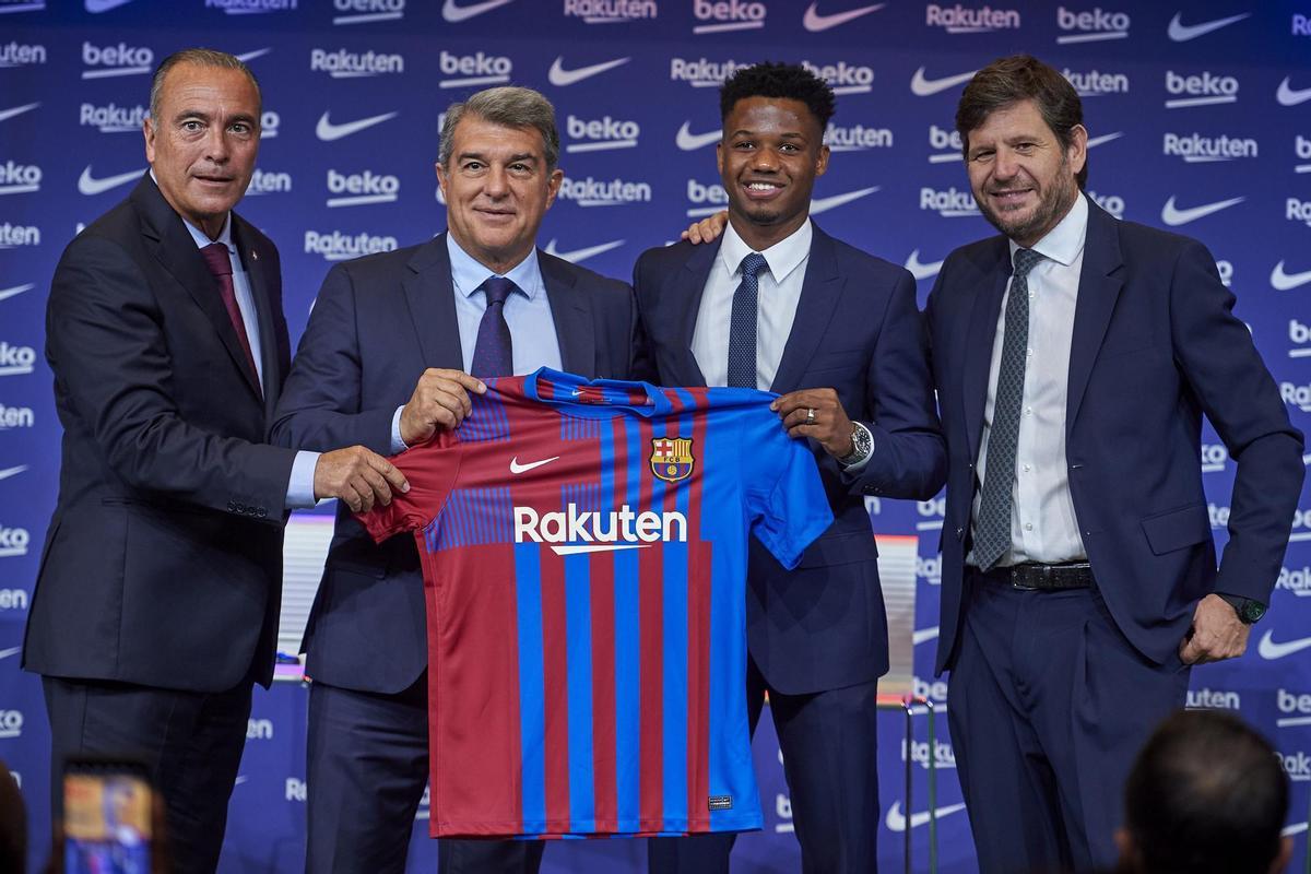 Ansi Fati en su renovación con el FC Barcelona.