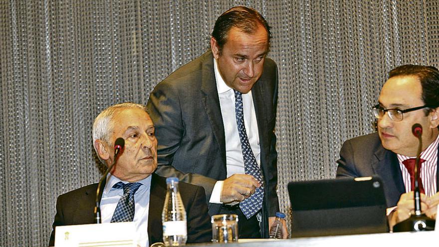 Ramón de Santiago conversa con Veiga y Javier Fernández en la última junta.