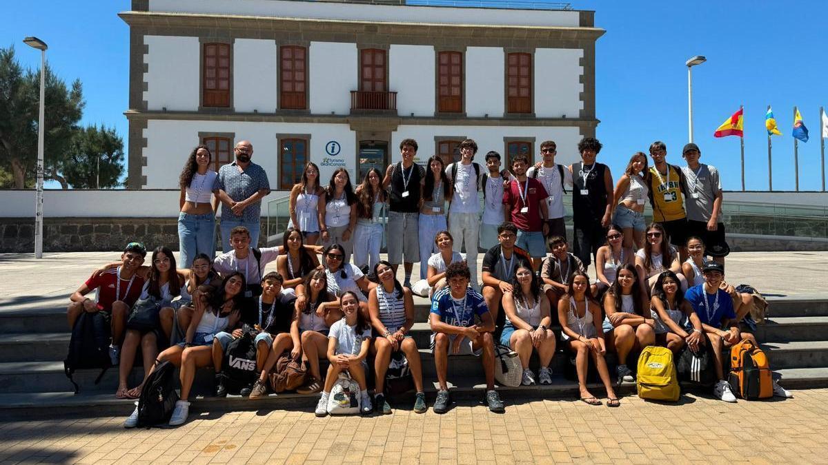 Foto de familia de la Unión de Estudiantes Canaria (UDECA).