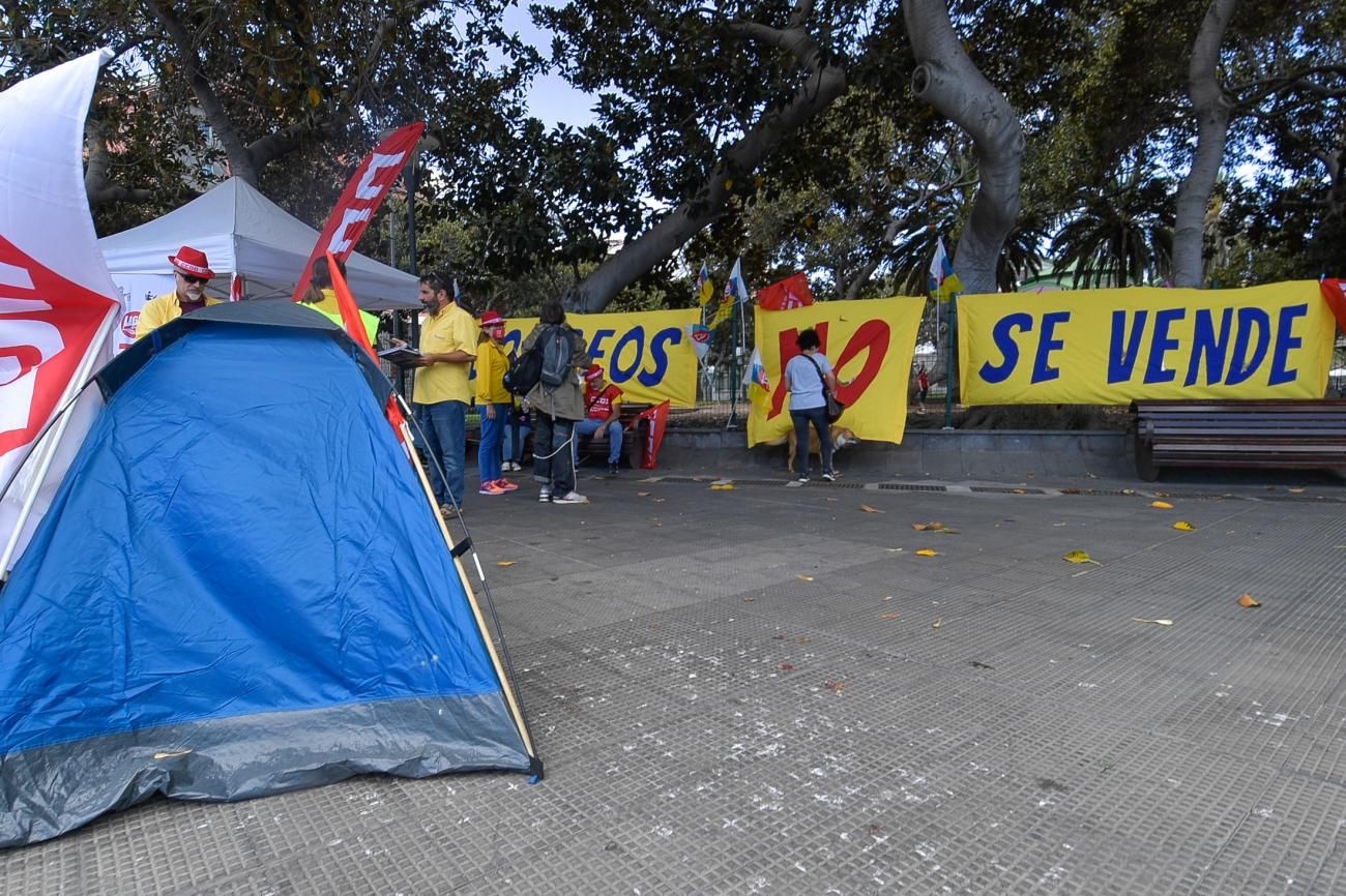 Acampada: "Salvemos el servicio postal"