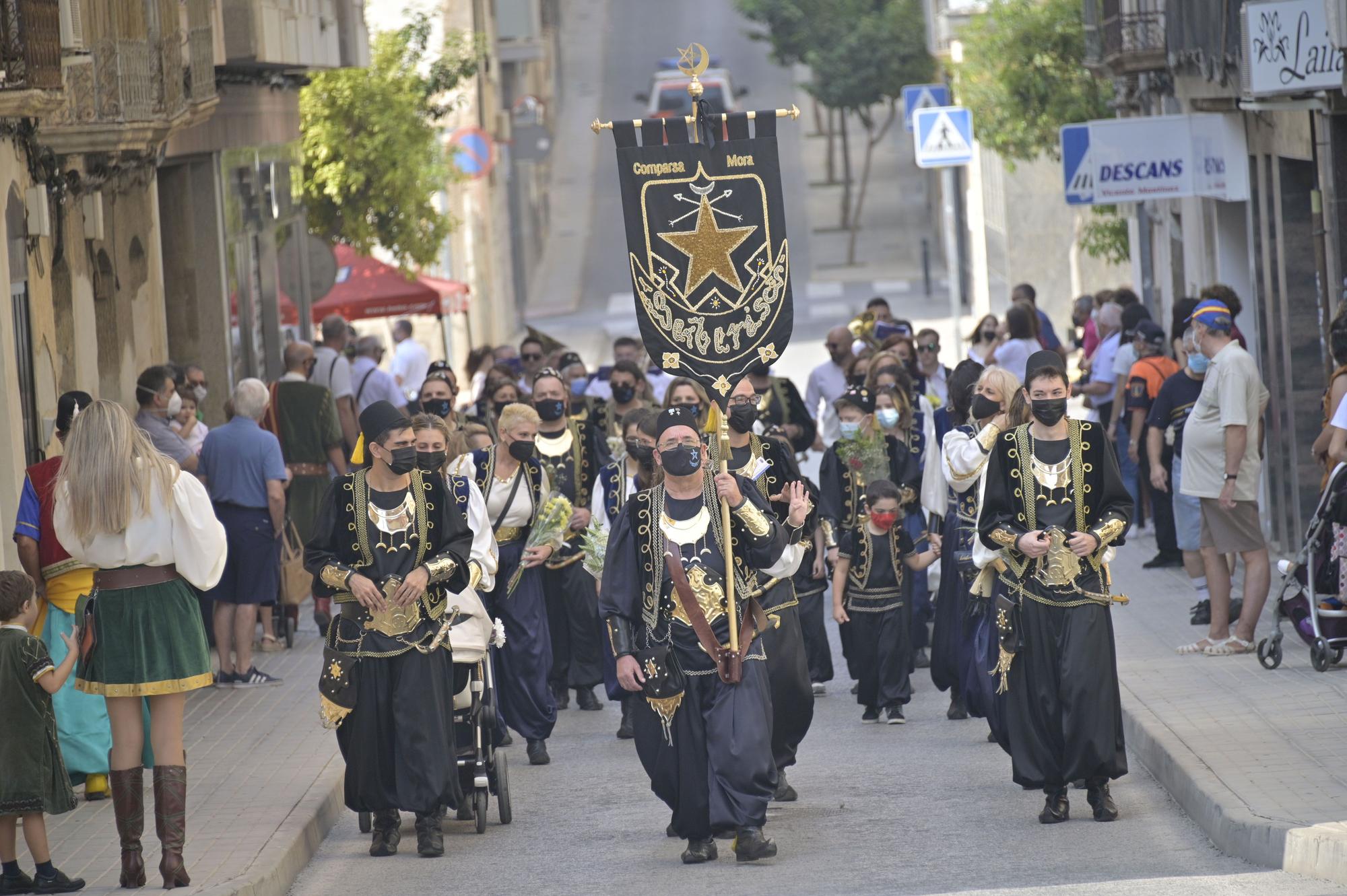 Crevillent celebra el primer desfile de Moros y Cristianos en la provincia con mascarilla