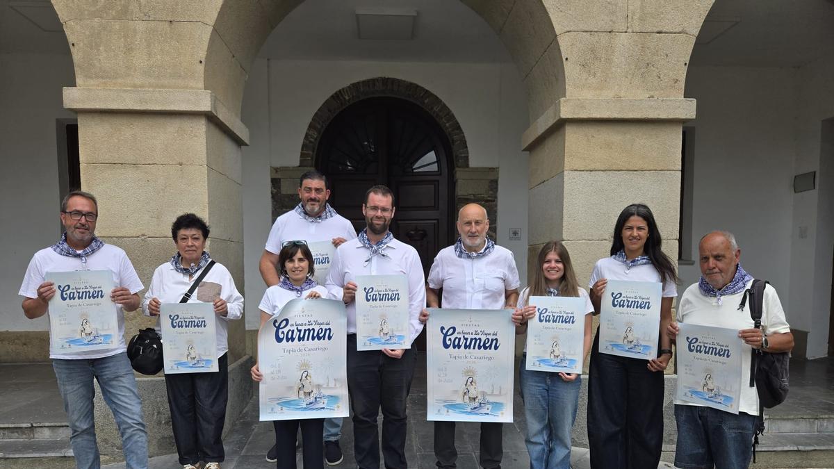 Miembros de Sofitapia y de la corporación municipal en la presentación de la programación de la fiesta del Carmen.