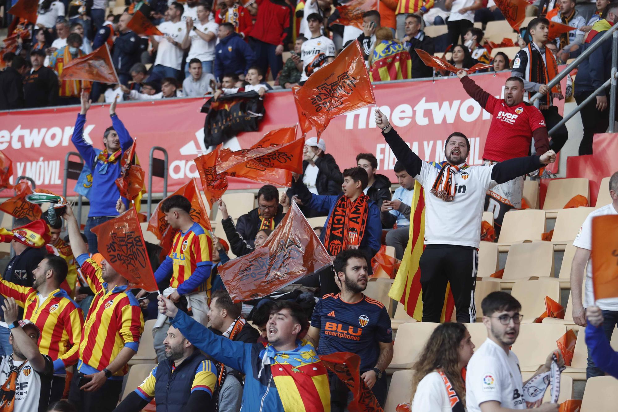 La afición valencianista llena de color el estadio de La cartuja