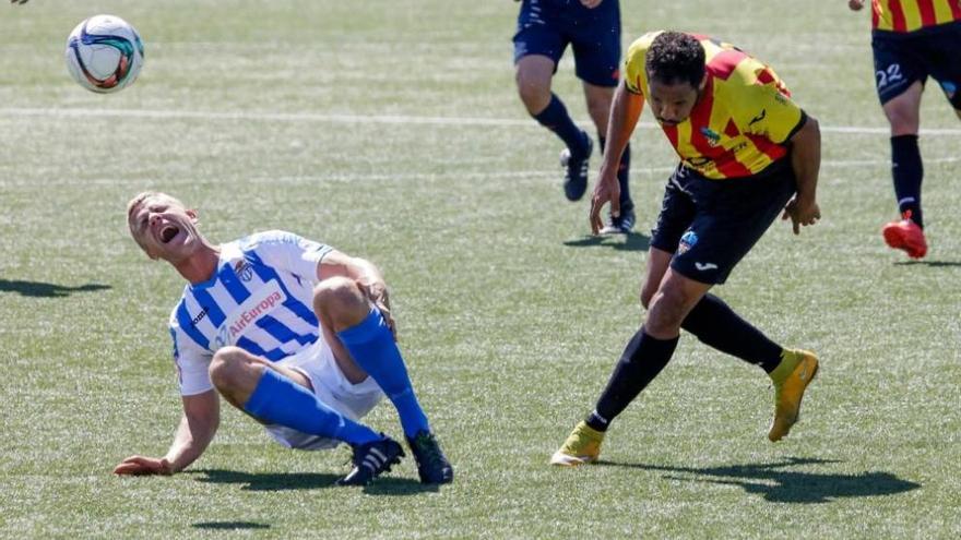 Pures Leid gegen Lleida: Michael Wiemann (li.) schreit vor Schmerz.