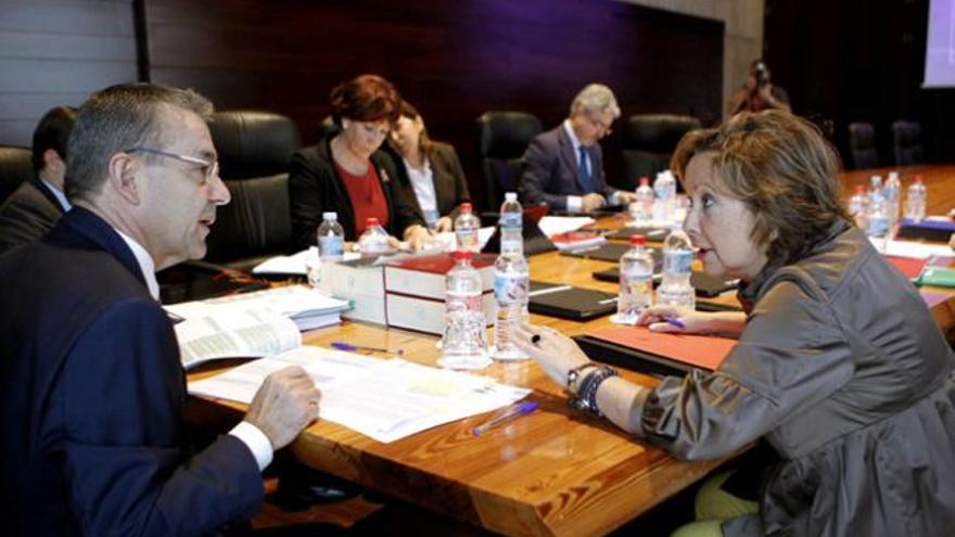 Paulino Rivero conversa  con la consejera de Empleo, Francisca Luengo, en la reunión del Consejo de Gobierno de ayer. | efe