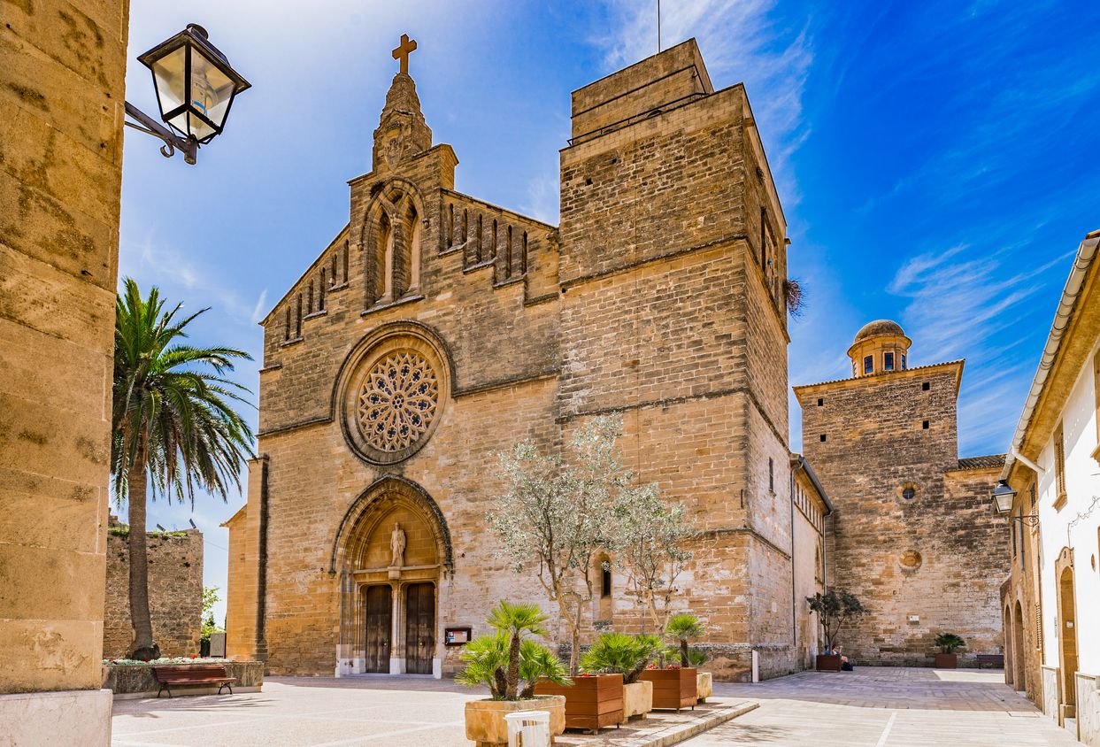 Como la Catedral de Palma, la iglesia de Sant Jaume impresiona.